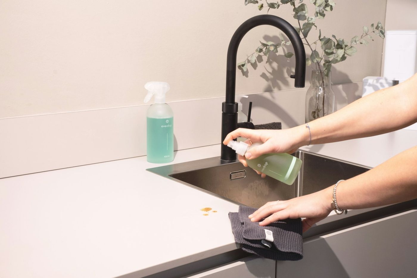 Cleaning a kitchen sink