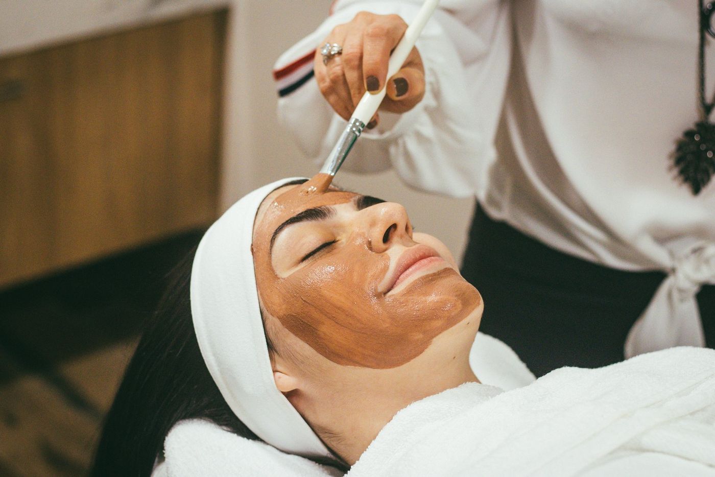 Facial mask treatment in a calm treatment room